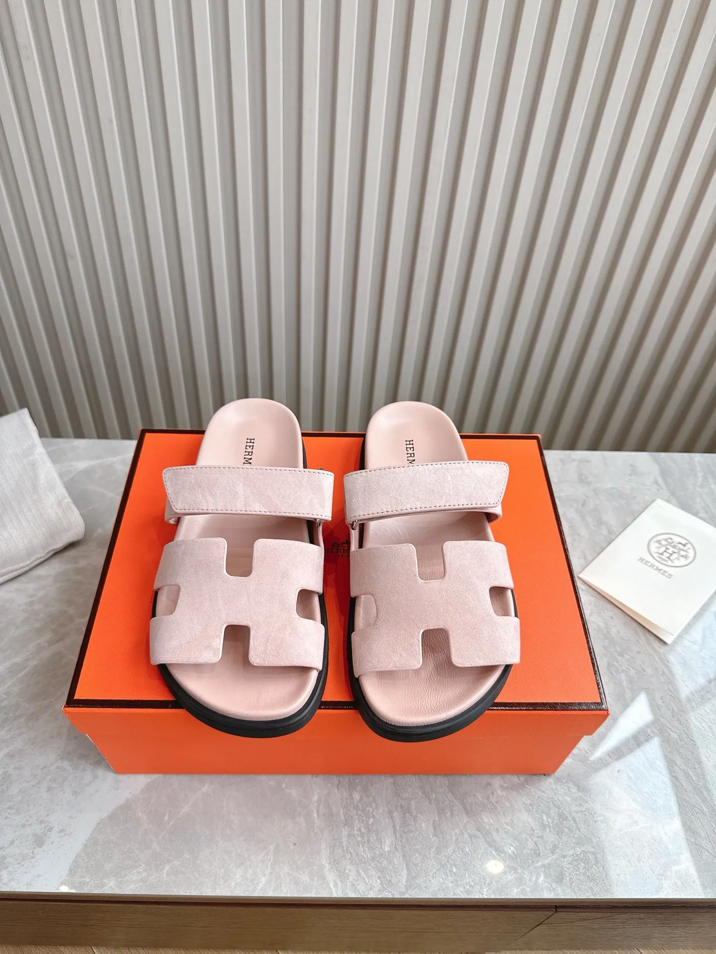 p480🐮🐮Couple model (top version) H family 2024 spring and summer new style HERMES Hermes' recently popular couple model pig nose angle sandals and slippers, paired with various colorful socks, popular. Upper: imported original deerskin (the genuine leather edging is not ordinary super migration). Lining: imported genuine leather. Outsole: Tpu non-slip and wear-resistant outsole. Size: Female 35-42 (40/42 non-returnable and non-exchangeable) Male size: 39-45 (45 non-refundable and non-exchangeable)